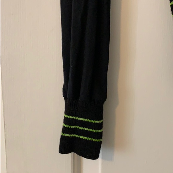 Black shirt with elastic sweater bottom & sleeves - Picture 4 of 5